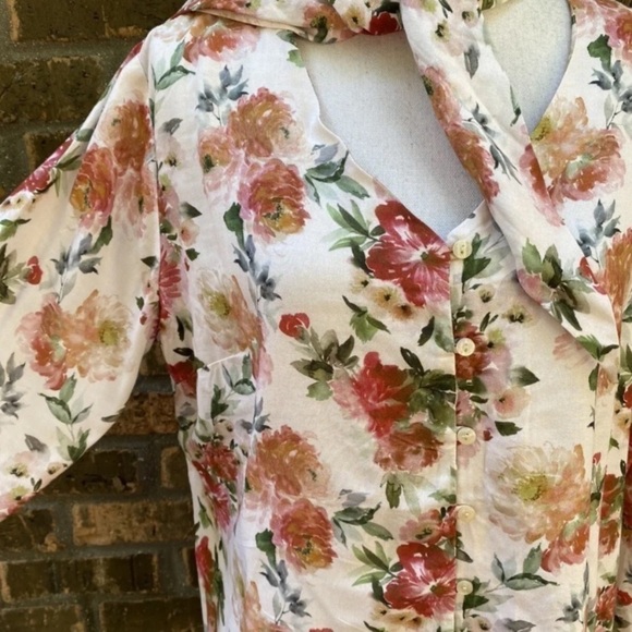 NEW Tolani Collection Womens Julie Blouse Sz Medium Neck Tie Sand Floral Button - Picture 3 of 6
